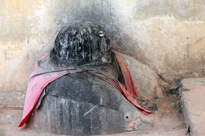Voodoo-fetissi luostarin sisäänkäynnillä. Togoville, Togo tekijältä Unbekannt