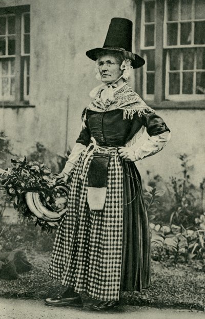 Wales. Upea vanha walesilainen dame, vankkumaton kansallispukuun. 1920 tekijältä Unbekannt