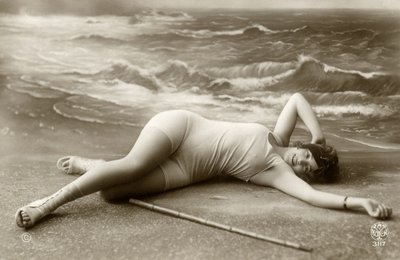 Nainen uimapuvussa, c. 1900-luvun alku (postikortti) tekijältä 