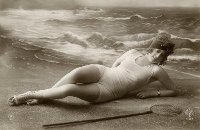 Nainen uimapuvussa, c. 1900-luvun alku (postikortti) tekijältä 