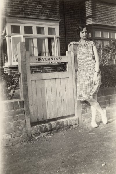 Nainen Inverness B&B:n ulkopuolella, Broadstairs, Kent, 1920-luku tekijältä Unbekannt