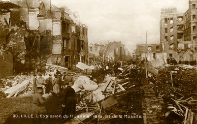 Ensimmäinen maailmansota: Lille 11. tammikuuta 1916 tapahtuneen räjähdyksen jälkeen (postikortti). tekijältä Unbekannter Künstler