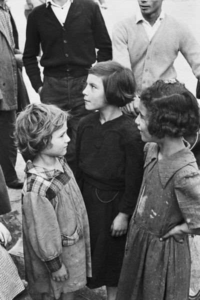 Nuoret tytöt odottavat työllistymistä, Qualiano, Napoli, Campania, Italia tekijältä Unbekannt