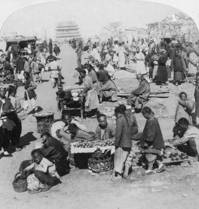Markkinat pohjoisessa tatarikaupungissa, näkymä Drum Toweriin, Peking Peking, Kiina, 1901 tekijältä Underwood and Underwood