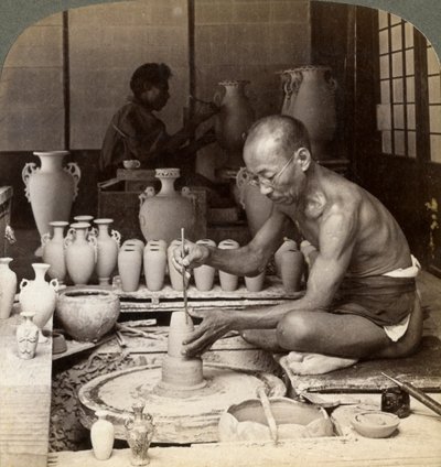 Valaaja ja hänen pyöränsä, Awata-posliinimaljakko, Kinkosan Works, Kioto, Japani, 1904 tekijältä Underwood and Underwood