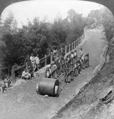Naistyöryhmä Darjeelingin moottoritiellä Intiassa, 1903. tekijältä Underwood and Underwood