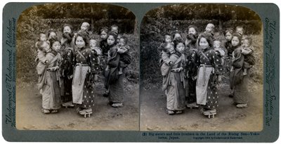 Isosiskot ja pikkuveljet nousevan auringon maassa, Yokohama, Japani, 1904 tekijältä Underwood and Underwood