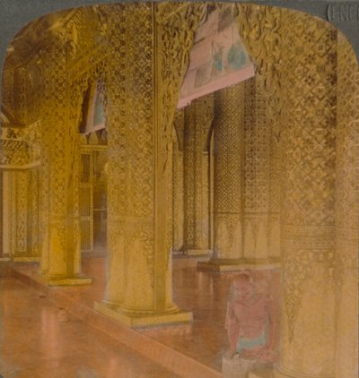 Buddhalaisen temppelin sisustus kalliilla kullan ja värien koristeilla, Moulmein, Burma, 1907. Taiteilijat: Elmer Underwood, Bert Elias Underwood. tekijältä Underwood and Underwood