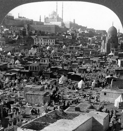 Citadel ja Mohammed Ali -moskeija Bab-el-Wezirin hautausmaan takana, Kairo, Egypti, 1905. tekijältä Underwood and Underwood