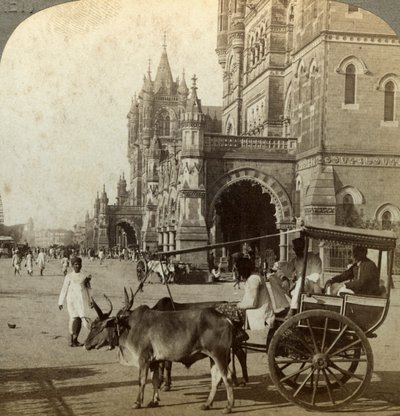 Ekka, Victoria Stationin ulkopuolella, Bombay, Intia, 1900-luku. tekijältä Underwood and Underwood