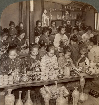 Tehdastytöt koristelemassa halpaa keramiikkaa ulkomaan markkinoille, Kioto, Japani, 1904 tekijältä Underwood and Underwood