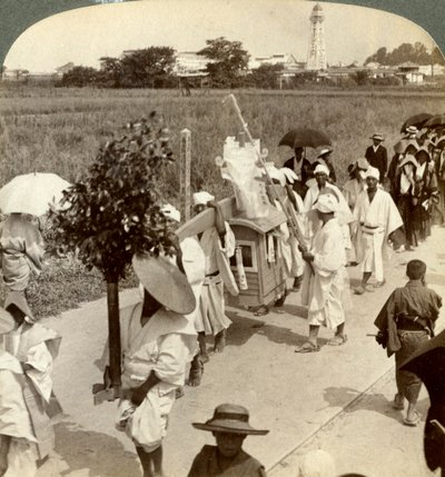 Rikkaan buddhalaisen hautajaiskulkue Sakain tiellä kohti Osakaa, Japania, 1904. tekijältä Underwood and Underwood