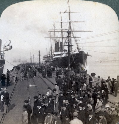 Tervehdys uusille tulokkaille Pacific Mail SS Chinan rinnalla, Yokohamassa, Japanissa, 1904. tekijältä Underwood and Underwood