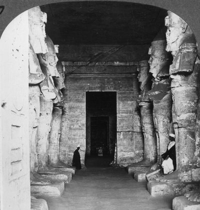 Abu Simbelin kallioon hakatun temppelin sisustus, Egypti, 1905. tekijältä Underwood and Underwood
