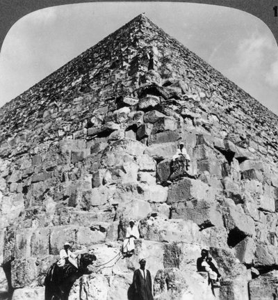 Katse ylös Suuren pyramidin koilliskulmaan, Egypti, 1905. tekijältä Underwood and Underwood