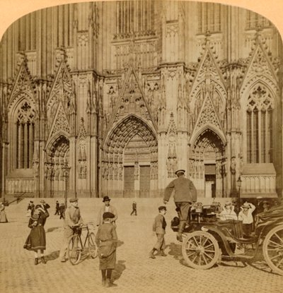 Pääportaali ja taidokkaasti koristeltu julkisivu, Tuomiokirkko, Köln, Saksa, 1902. tekijältä Underwood and Underwood