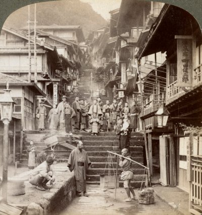 Pääkatu Haruna-vuoren jyrkkää puolta pitkin kuuluisassa kuumien lähteiden kylässä Ikaossa, Japanissa, 1904. tekijältä Underwood and Underwood