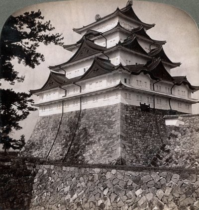 Japanin prinssien keskiaikainen vallihautalinna, jota Mikado Nagoya käytti satunnaisesti, Japani, 1896 tekijältä Underwood and Underwood