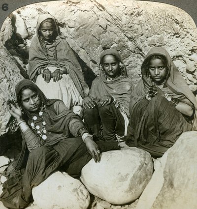 Alkuperäiset Bhujji-tytöt, Sutlej-joki, Himalaja, Intia, 1900-luku. tekijältä Underwood and Underwood