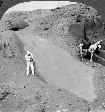 Yhdeksänkymmentäkaksi jalkainen obeliski makaa edelleen Assuan Aswanin louhoksessa Egyptissä, 1905. tekijältä Underwood and Underwood