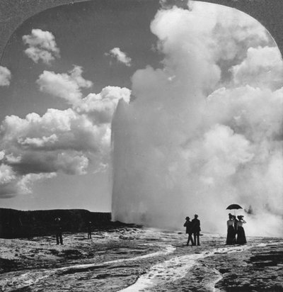 Old Faithful geysir, Yellowstonen kansallispuisto, USA, 1800-luvun alku. tekijältä Underwood and Underwood