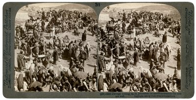 Ihmisiä, jotka tulevat Jerusalemiin uhraamaan itämuurien ulkopuolella, 1900. tekijältä Underwood and Underwood