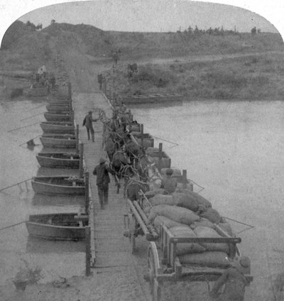 Ponttonisilta Modder-joen yli, Boer War, Etelä-Afrikka, 1900. tekijältä Underwood and Underwood