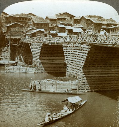 Viehättävä silta ja taloja, City of Sun, Kashmir, Intia, 1900-luku. tekijältä Underwood and Underwood