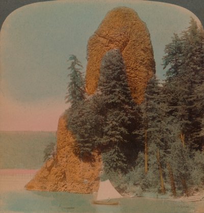 Rooster Rock, utelias kalliomuodostelma Columbia-joen varrella, Oregon, 1902. Taiteilijat: Elmer Underwood, Bert Elias Underwood. tekijältä Underwood and Underwood