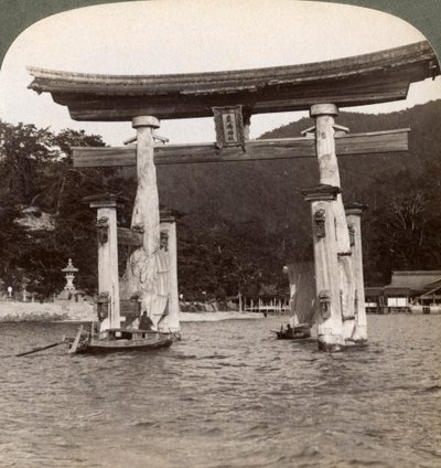 Pyhä torii-portti nousee merestä, Itsukushima-pyhäkkö, Miyajima-saari, Japani, 1904 tekijältä Underwood and Underwood
