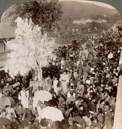 Shintolaisuus kuljetti pyhiä esineitä sillan yli Imperiumin museoon, Kioto, Japani, 1904. tekijältä Underwood and Underwood