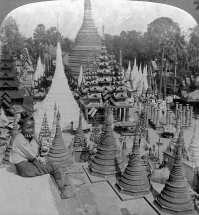 Shwedagon Pagoda, Rangoon, Burma, 1900-luku. tekijältä Underwood and Underwood