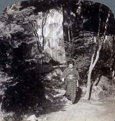 Vesiputouksen roiskuvat vedet Yumotossa, Japanissa, 1904. tekijältä Underwood and Underwood