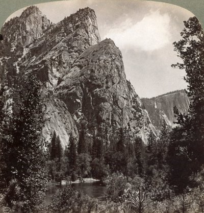 The Three Brothers, Yosemite Valley, Kalifornia, Yhdysvallat, 1902 tekijältä Underwood and Underwood