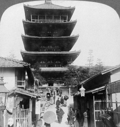 Viisikerroksisen Yasaka-pagodin länsipuoli, Kioto, Japani, 1904. tekijältä Underwood and Underwood