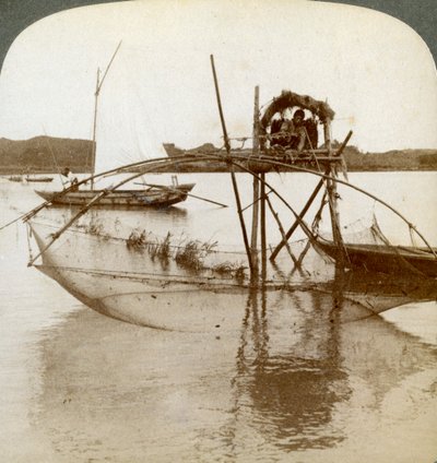 Meren utelias uteliaan kalaverkkonsa kanssa, Matsushiman lahti, Japani, 1904 tekijältä Underwood and Underwood
