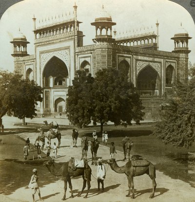 Akbarin hauta, Sikandarah, Uttar Pradesh, Intia, 1900-luku. tekijältä Underwood and Underwood