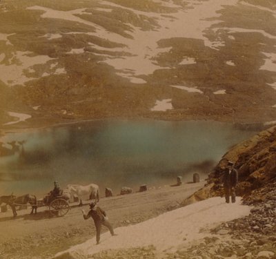 Matkustajat heinäkuun lumipalloilla, tiellä Haukelin vuorten yli, Norja, Taiteilijat: Elmer Underwood, Bert Elias Underwood. tekijältä Underwood and Underwood