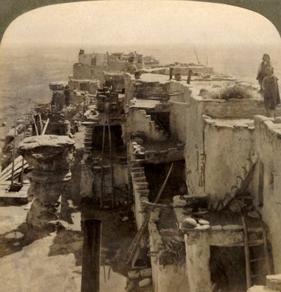 Wolpi...salaperäisen Moki-rodun Cliff Dwellersin pääpueblo, Arizona, U.S.A., 1901. tekijältä Underwood and Underwood