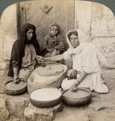 Naiset jauhamassa tehtaalla, Palestiina, 1900. tekijältä Underwood and Underwood
