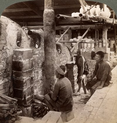 Työmiehet katsomassa uuneja täynnä Awata-posliinia, Kinkosan Works, Kioto, Japani, 1904 tekijältä Underwood and Underwood