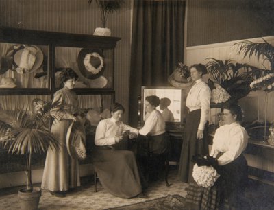 Viisi naista Millinery Shopissa tekijältä Unidentified