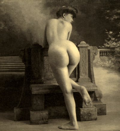 Nainen alastonkuva, n. 1900 (seepiakuva) tekijältä Unknown