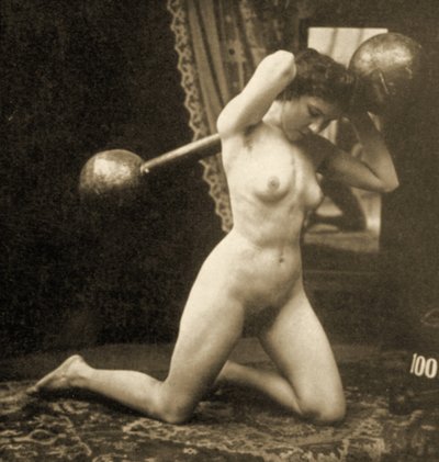 Nainen nude harjoittelemassa maapallotangon kanssa, n. 1900 (seepiakuva) tekijältä Unknown