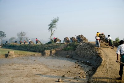 Työläiset kuljettavat maata työntökärryillä tiilipellolle Katiadissa Kishorganjissa Bangladeshissa. Bangladeshissa on 6000-7000 tiilikenttää, jotka sijaitsevat yleensä kaupunkien ulkopuolella alavilla mailla. tekijältä Unknown