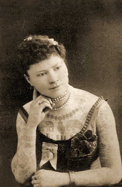 Muotokuva tatuoidusta naisesta, n. 1905 tekijältä Unknown