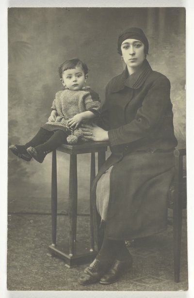Nimetön postikortti (nainen ja poika seisomassa) tekijältä Unknown