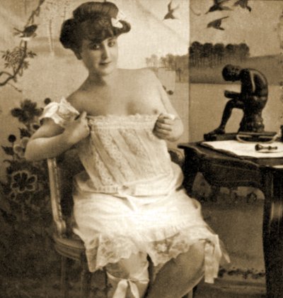 Nuori nainen näyttämässä pitsipukua, n. 1900 tekijältä Unknown