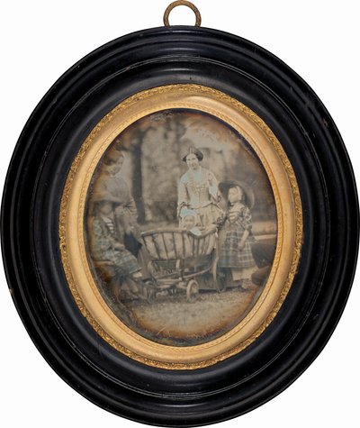 Kaksi naista ja kolme lasta puutarhassa tekijältä Unknown 19th Century