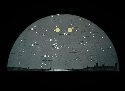 Tähtitieteellinen mustavalkoinen lasidia, jossa kuun sijainti tähtikartalla Lontoon yllä (lasinegatiivi) tekijältä Unknown Artist